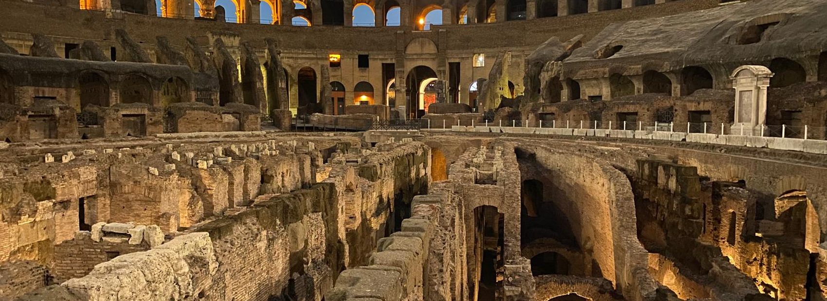 Il Colosseo illuminato di sera