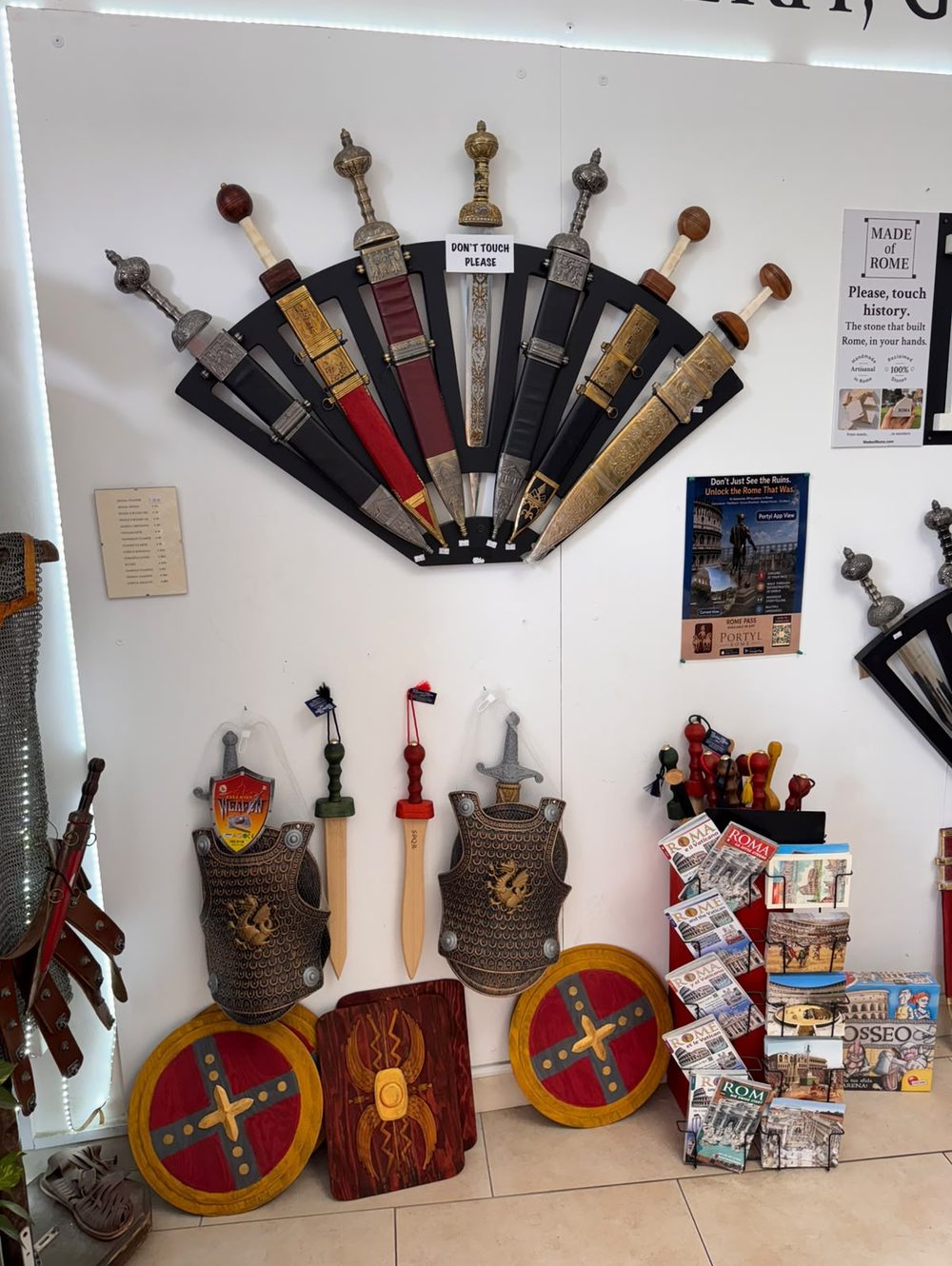 Die Gladiatorenwand — Bemalte Schilde, Kränze und Figuren