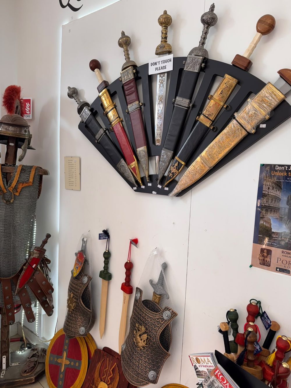Die Gladiatorenwand — Gladii und Kurzschwerter mit Scheide