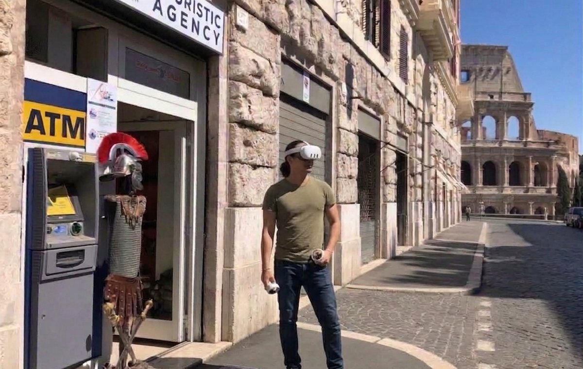 Colosseo in realtà virtuale, davanti all'agenzia